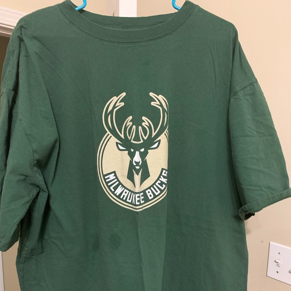 2XLT Milwaukee Bucks T shirt